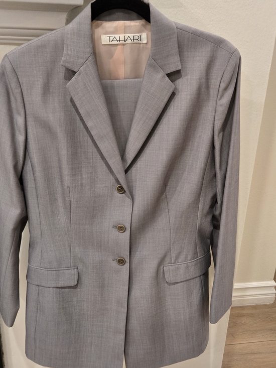 Tahari Jackets & Blazers - Brand New Light Gray Tailored Tahari Women's 2 piece Pants Suit. Size 8